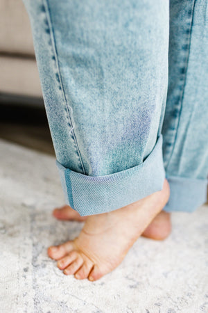 HIGH-RISE STRETCHY LIGHTWEIGHT JEANS IN BLEACH BLUE