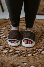 KNIT PILLOW SLIDES