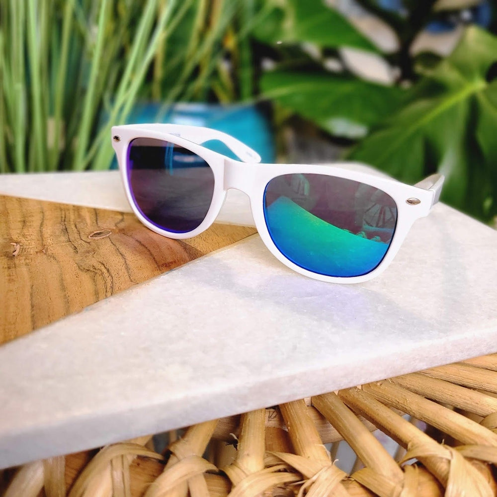 
            
                Load image into Gallery viewer, KAUAI SUNGLASSES IN PEACOCK
            
        