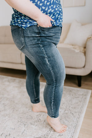 
            
                Load image into Gallery viewer, JUDY BLUE NON-DISTRESSED TUMMY CONTROL SKINNY JEAN
            
        