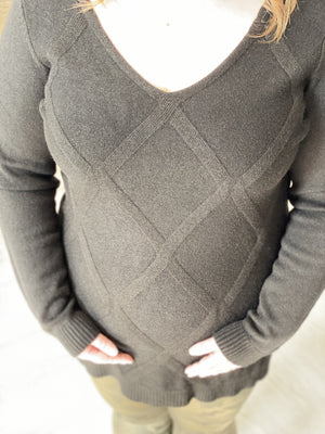 
            
                Load image into Gallery viewer, SUBTLE LATTICE DESIGN KNIT SWEATER IN BLACK
            
        