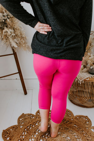
            
                Load image into Gallery viewer, SUPER SOFT CAPRI LEGGING IN SONIC PINK
            
        
