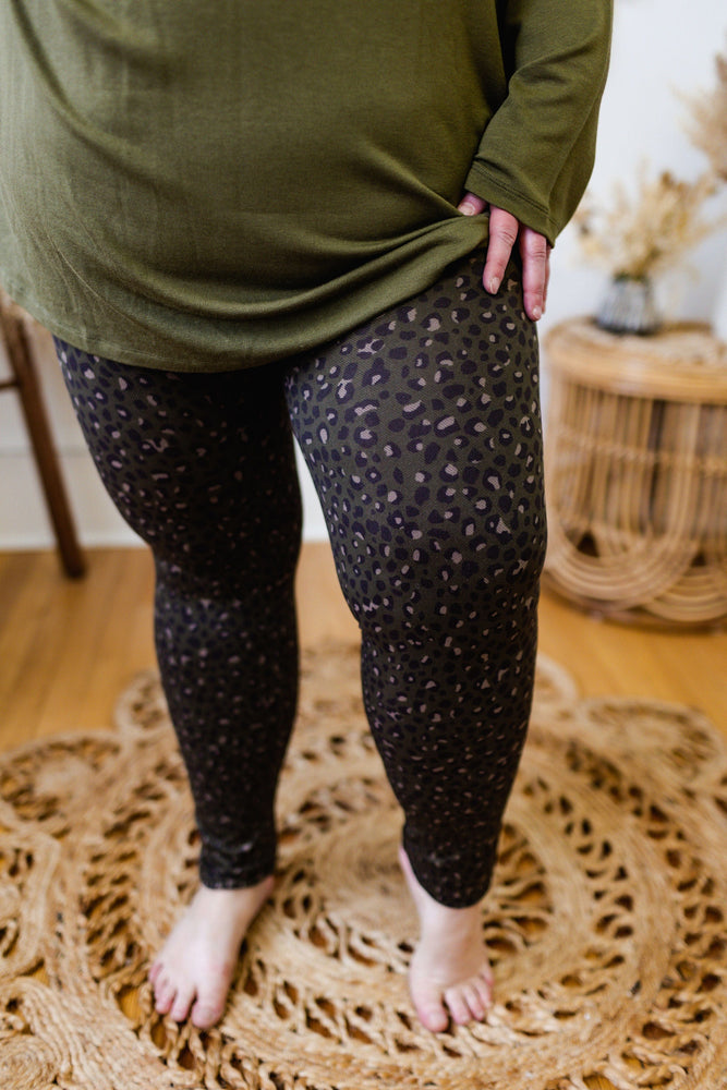 Spanx© LOOK AT ME NOW SEAMLESS LEGGING IN OLIVE LEOPARD – Love Marlow