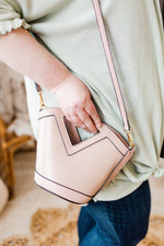 TEXTURED SNAKE PRINT BUCKET BAG IN PINK