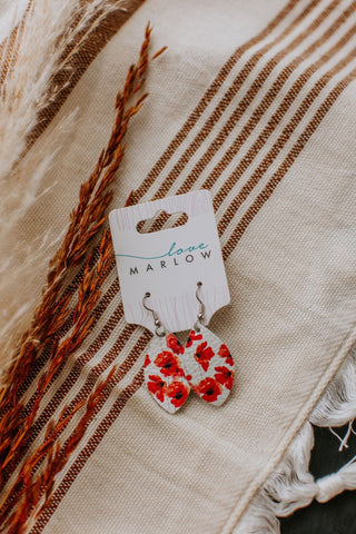 ALI EARRINGS IN POPPY
Bright poppy pattern and traditional teardrop silhouette. Handcrafted by a South Dakota artisan and made with genuine leather