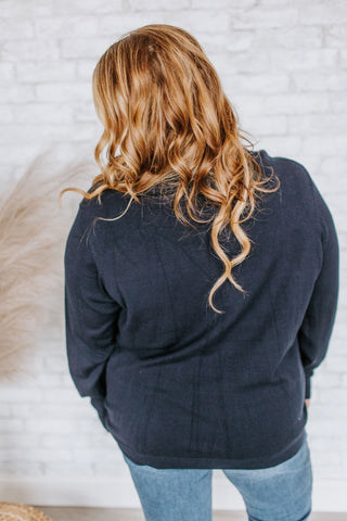 CLASSIC LIGHTWEIGHT TURTLENECK IN NAVY - Love Marlow