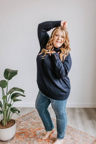 CLASSIC LIGHTWEIGHT TURTLENECK IN NAVY - Love Marlow