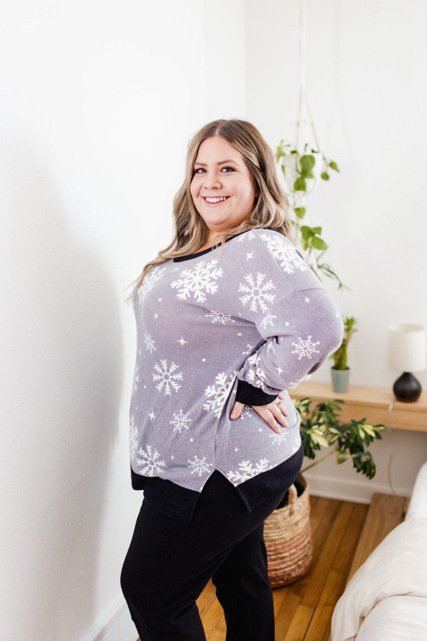COZY V - NECK SNOWFLAKE TEE - Love Marlow