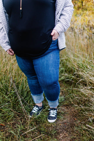 HIGH - RISE FRAYED HEM RELAXED SKINNY - Love Marlow