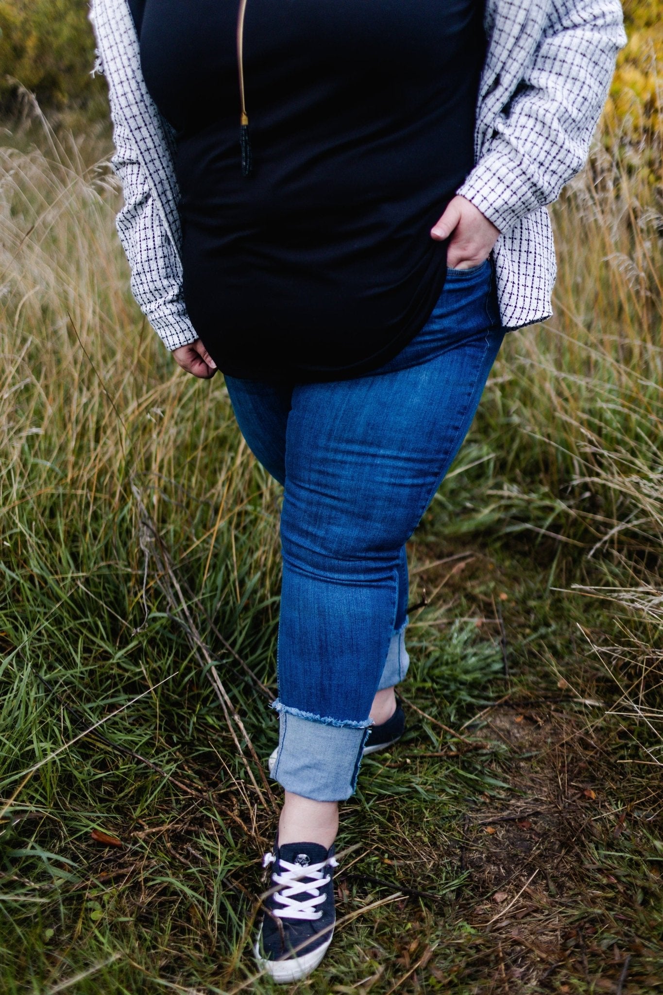 HIGH - RISE FRAYED HEM RELAXED SKINNY - Love Marlow