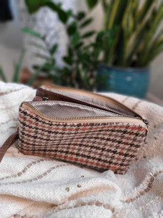 HOUNDSTOOTH PRINT CLUTCH WITH FAUX LEATHER DETAIL - Love Marlow