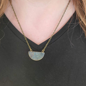 KYLIE NECKLACE IN GREY